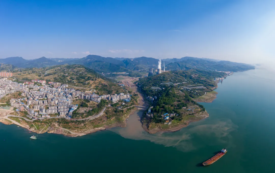 通江達海！徐工挖機助力萬州現(xiàn)代物流樞紐港建設